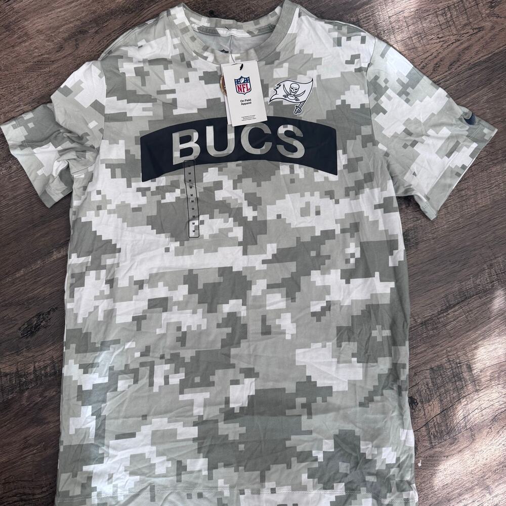 NWT Nike Tampa Bay Buccaneers Salute to Service Shirt Mens M Camo $50 Dri-Fit